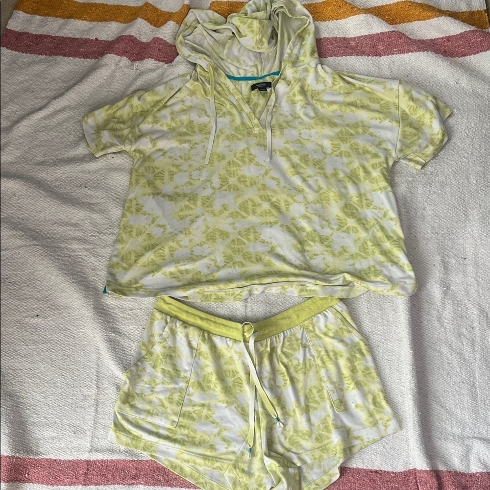 (256)Simply Vera Vera Wang Lime and Cream Knit set
